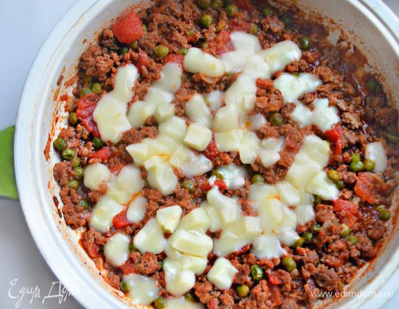 Слегка остудите и добавьте порезанную кубиками моцареллу.