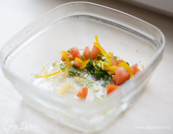  Для заправки нарежем пучок зеленого лука и отправим в 6 столовых ложек масла Biolio. Мелко порубим листья мяты и отправим туда же. Солим, режем на четвертинки помидоры черри, много не надо! Натираем туда же лимонную цедру и луковицу от зеленого лука. Мелко нарезаем болгарский перец. Выжимаем лимонный сок, все соединяем. Когда бобы окажутся здесь, они впитают весь вкус!