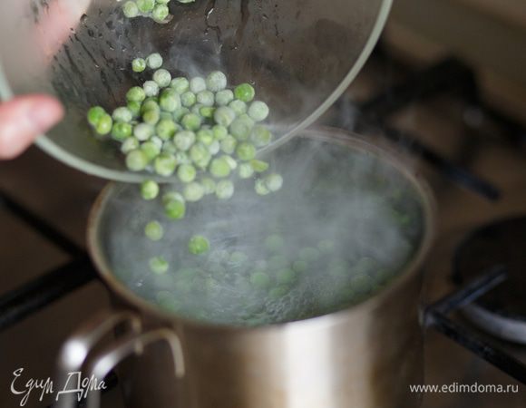 Бланшируем горох примерно минуту. Затем откидываем на дуршлаг и добавляем к заправке.
