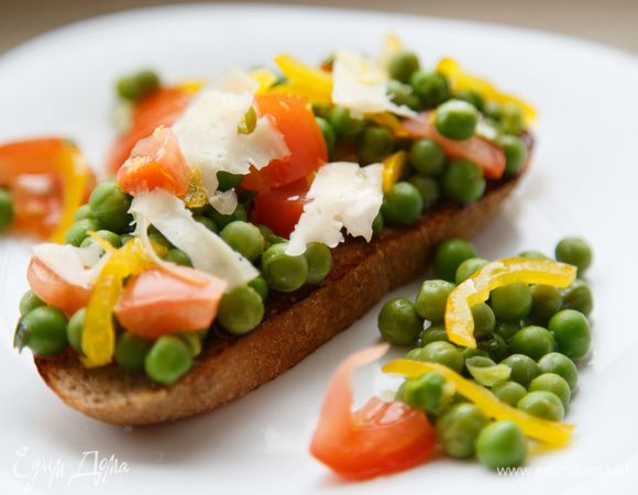 Выкладываем бобы на тост. Сверху полить заправкой, натереть немного цедры лимона и сыра. Все готово! Исключительно полезно и вкусно.