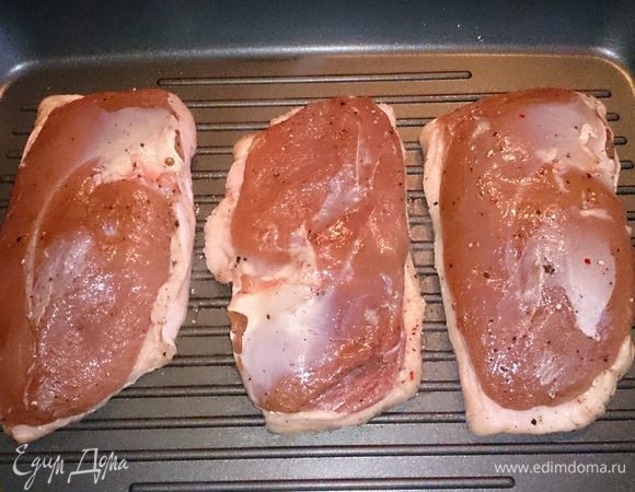 Обжариваем на сковороде-гриль кожей вниз до хрустящей корочки.