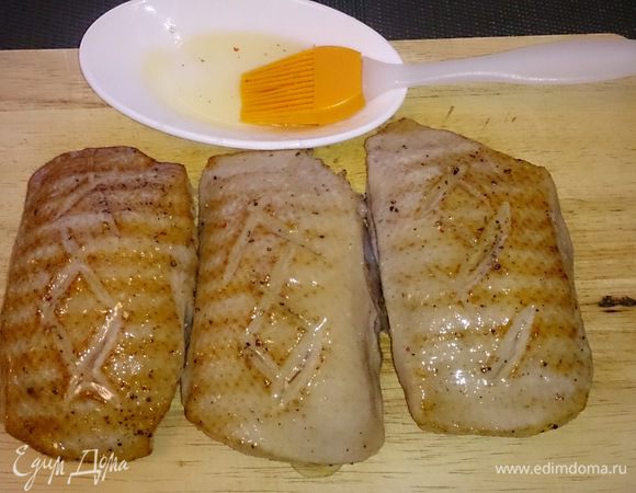 Снимаем со сковородки и смазываем жидким медом.