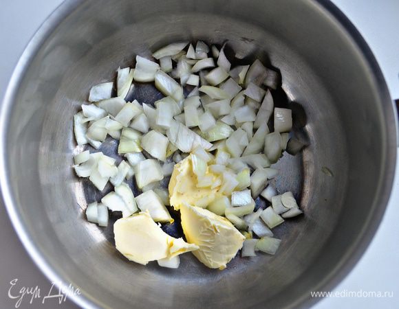 На сливочном масле слегка пассируйте мелко порубленный 1 шт. лука. 