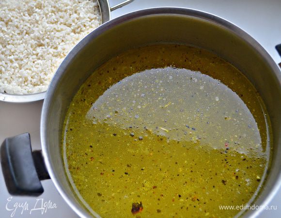 Для приготовления аранчини понадобится некрупный, рис (лучше использовать Арборио). Промойте его, подрумяньте 1 — 2 минуты, помешивая деревянной ложкой, добавьте белое вино и выпарите его на сильном огне.  Добавьте понемногу кипящий мясной бульон и продолжайте готовить на умеренном огне около 15 минут, помешивая время от времени.