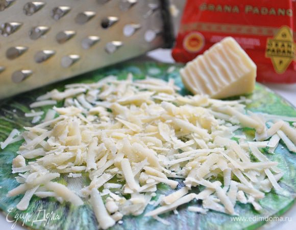 Добавить к ризотто тертый пармезан.