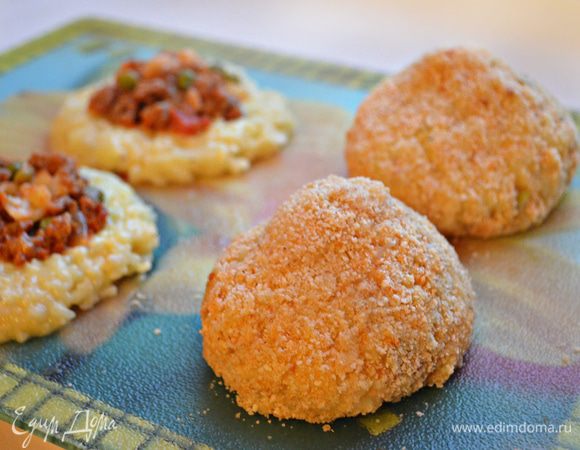 Также добавить 2 яйца, приправить сушёным базиликом и молотым перцем и перемешать до однородной массы. Выложить рис на плоскую поверхность, выложить начинку из фарша в углубление и сформировать шарики (конусы).