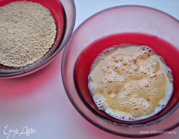 Обвалять шарики в сбитом яйце (2 шт.), а затем в молотых сухарях.