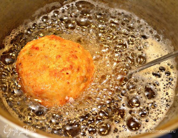 Обжарить шарики в раскаленном растительном масле до золотистого цвета.