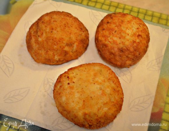 Промокнуть готовые аранчини на бумажных кухонных полотенцах.