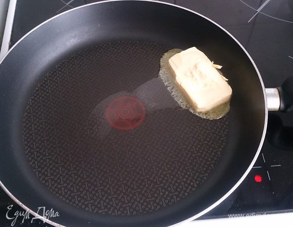 Растапливаем сливочное масло.