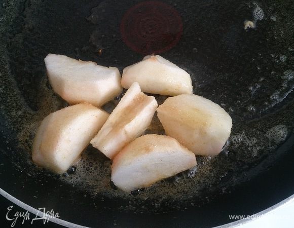 Обжариваем дольки яблок с добавлением тростникового сахара-песка. 