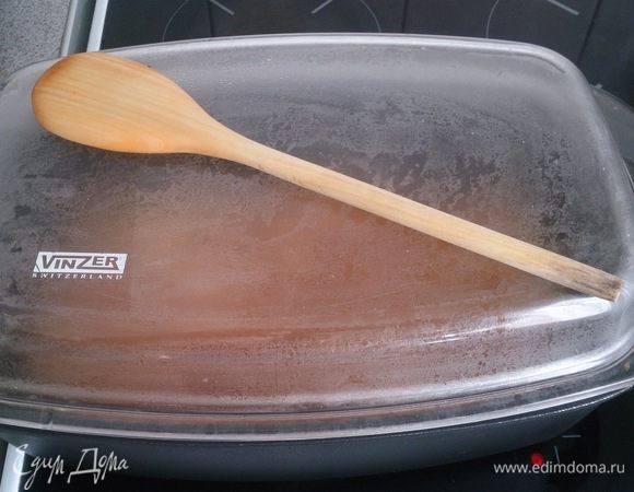 Накрываем крышкой и тушим на медленном огне в течение 20 — 25 минут. 