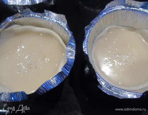 Разливаем крем по формочкам и отправляем в разогретую до максимума духовку на 15 минут.    