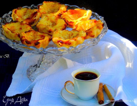 Подавайте теплым, слегка присыпав молотой корицей, но и холодными они очень хороши.