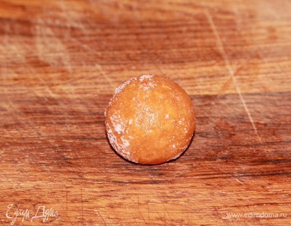 Готовим абрикосовое желе. Здесь все предельно просто: замачиваем желатин в соотношении 1:6. Абрикосовое пюре (у меня размороженное) соединяем с сахаром, доводим до кипения и даем ему хорошенько прогреться до растворения сахара. Снимаем с огня, даем остыть градусов до 80 и соединяем с желатином. Хорошо размешиваем, разливаем по формам (у меня маленький трюфель, у автора — полусферы), даем полностью остыть и отправляем в морозилку, минимум на 4 часа. Готовим ганаш: шоколад измельчаем, подогреваем сливки до очень горячего состояния (но не кипятим) и выливаем на шоколад. Размешиваем до растворения шоколада. Если нужно, прогреваем немного на водяной бане. Затем вынимаем из формы абрикосовое желе.