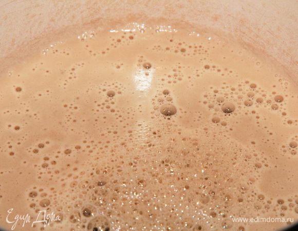 Готовим мусс на темном пиве: желатин замачиваем в воде в соотношении 1:6. Наливаем в сотейник пиво и ставим его на огонь, доводим до кипения и даем немного покипеть.