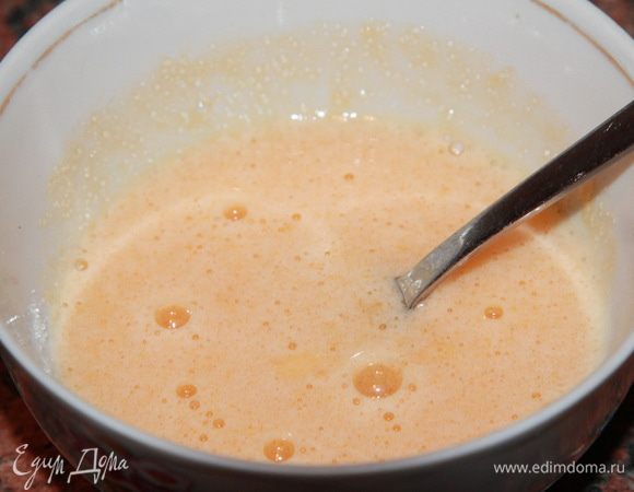 Желтки растираем с сахаром, затем половину закипевшего пива добавляем к желткам и быстро снова вымешиваем, чтобы желтки не свернулись. 