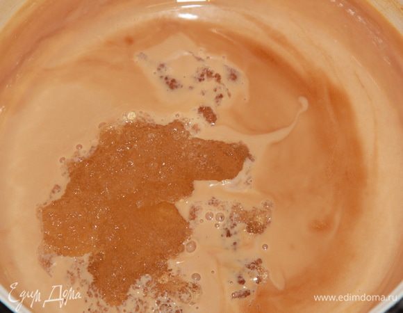 Снимаем мусс с огня, даем немного остыть и добавляем разбухший желатин, венчиком мешаем до полного растворения желатина. Оставляем мусс остывать, а в это время взбиваем до пиков сливки.  