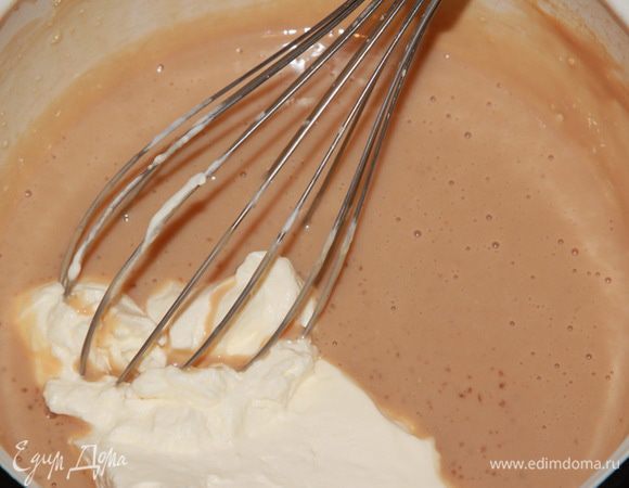 Когда мусс остынет до 30°С, добавляем половину сливок и вымешиваем венчиком, а затем добавляем остальную часть сливок и снова вымешиваем. Подготовительная часть окончена.