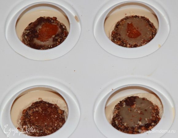 Теперь берем форму (у меня силиконовая «Большой трюфель») и выливаем половину нашего мусса и отправляем заготовку в морозильную камеру буквально на 5 минут для того, чтобы мусс прихватился. Поскольку у нас внутренний маленький трюфель из абрикосового желе тяжелый, то он под своей массой опустится вниз формы и потом на разрезе это будет некрасиво. Затем достаем из морозилки подмороженный мусс и абрикосовое желе. И аккуратно вдавливаем заготовки из желе в подмороженный мусс.