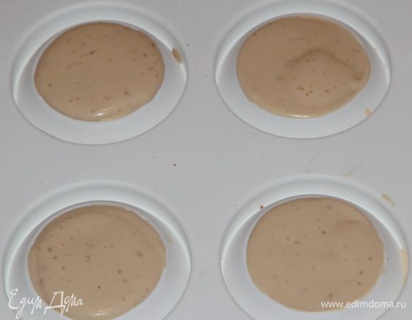 Распределяем оставшийся мусс по формочкам и отправляем теперь все на 24 часа в морозильную камеру. Или минимум на 14 часов.