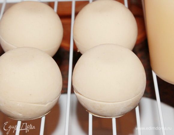 Как готовить зеркальную глазурь, я не буду здесь подробно расписывать. Об этом я писала в своем рецепте http://www.edimdoma.ru/retsepty/81293-tvorozhno-mussovyy-tort-eklips. А если появятся вопросы, с удовольствием на них отвечу. По истечении 24 часов заморозки, достаем наши пирожные из формы и помещаем их на решетке, под ними ставим чистую глубокую тарелку. Достаем из морозилки также наши брауни.