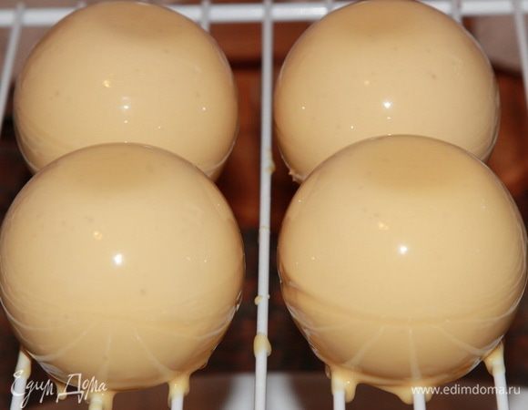 Поливаем пирожные зеркальной глазурью. Это покрытие на 1 раз. Если есть необходимость покрыть еще раз, собираем глазурь с тарелки в стакан и покрываем еще раз.