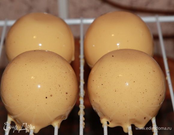 Вот так выглядят пирожные после трехразового покрытия глазурью, и еще я совсем немного сбрызнула шоколадный «велюр». Получилось симпатично. Оставляем наши пирожные на решетке до тех пор, пока вся ненужная глазурь стечет. Оставшуюся глазурь собираем в стакан, покрываем пищевой пленкой в контакт и отправляем в холодильник до следующего раза.