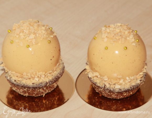 Далее снимаем с решетки пирожные и ставим их на брауни. Декор — по вашему усмотрению. Я пирожные увидела вот так. Отправляем в холодильник для полной разморозки. Помните о том, что такие десерты не рекомендуется долго держать при комнатной температуре, потому что, чем дольше они будут при комнатной температуре, тем больше слои отслаиваются друг от друга. И когда вы разрежете такой десерт, то это будет выглядеть не очень симпатично.