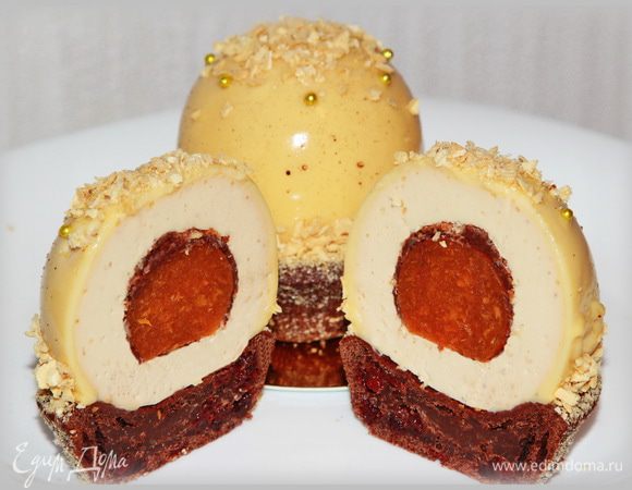 Разрез. Десерт был очень вкусным, а вкус мусса на темном пиве — это что-то непередаваемое. Абрикос дает свою кисленькую нотку в общем сладковатом ансамбле. Да, вес одного пирожного 190 грамм. Немаленький такой трюфель. 