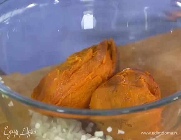 Батат запечь в разогретой духовке, затем почистить.