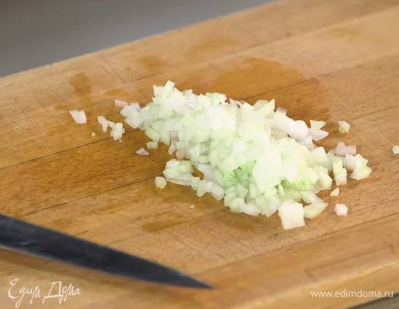Лук почистить и порубить очень мелко.