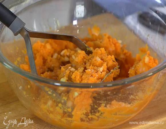 Запеченный батат, лук и чеснок размять толкушкой в пюре, добавить листья тимьяна, все посолить, поперчить и еще немного размять.