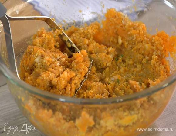 Добавить киноа и еще раз размять толкушкой.