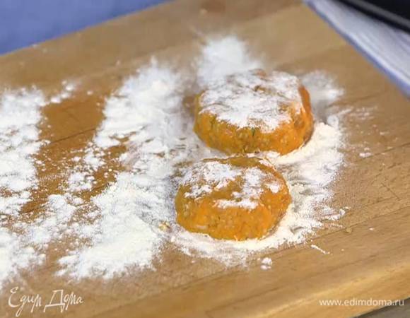 Сформировать из картофельной массы биточки и обвалять их в муке.