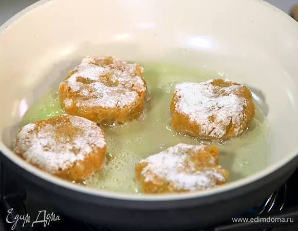 Разогреть в сковороде оливковое и сливочное масло и обжаривать биточки с двух сторон до появления золотистой корочки.