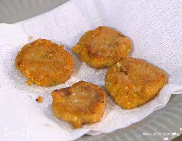 Готовые биточки выложить на бумажное полотенце, чтобы удалить излишки жира.