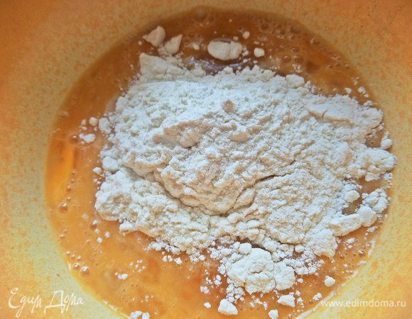 Просеиваем муку и отмеряем ложкой (около стакана).