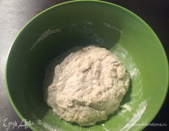 В муку добавьте растительное масло и растворенные дрожжи с водой. Замесите не очень крутое тесто. Оставьте подниматься в теплом месте на 20–30 минут.