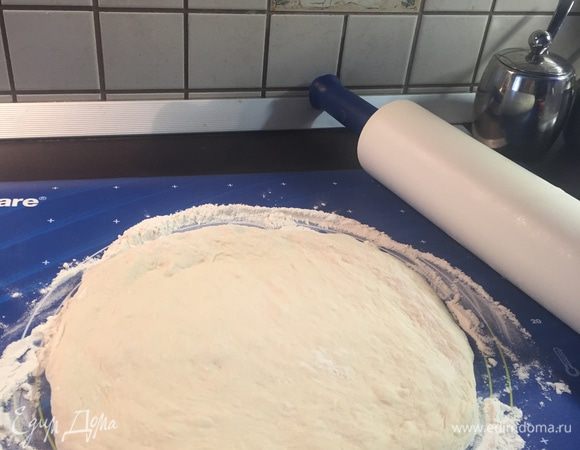 Готовое тесто раскатайте толщиной 1,5–2 см и поместите в форму или на противень.