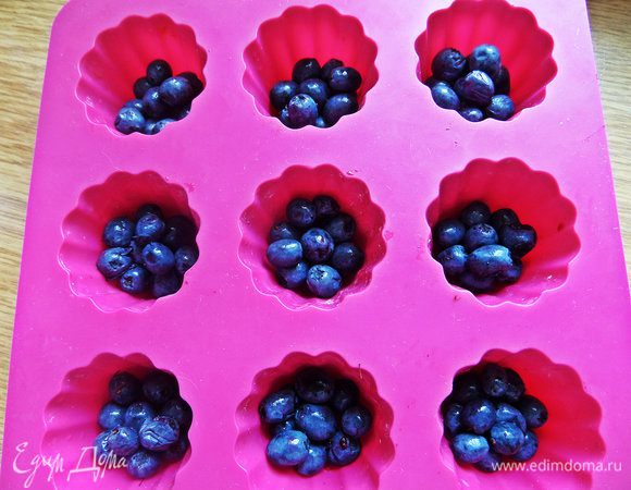 В силиконовую форму для мини-маффинов насыпать ягоды.