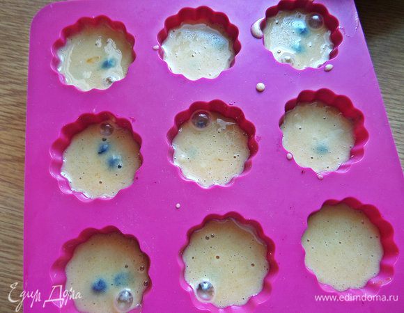 Залить тестом не до краев, так как потом сильно поднимется.