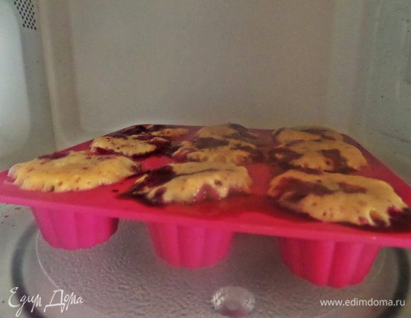 Поставить в СВЧ на 2 минуты при 750 Вт и еще на 1 минуту при 450 Вт.