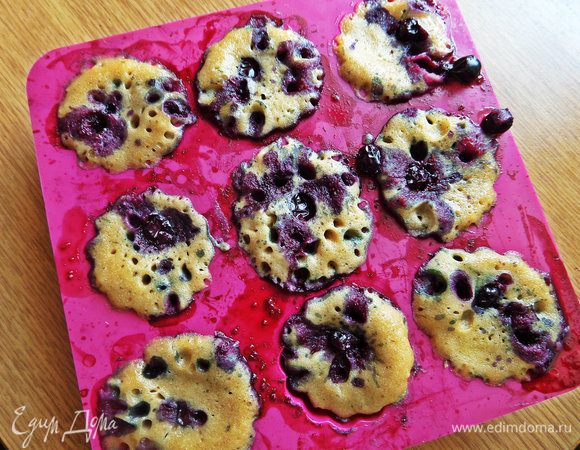 Вот такие кексики получаются (некоторые ягоды повыскакивали). Дать постоять и вытащить с помощью острого ножа.