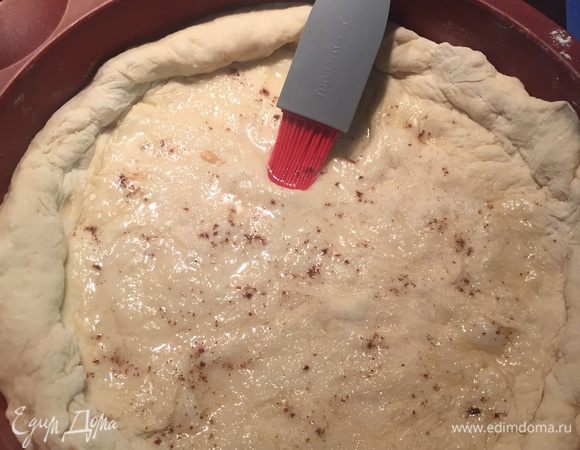 Смажьте тесто растительным маслом, присыпьте сахаром и корицей.