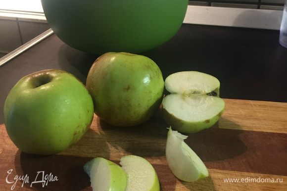 Нарежьте яблоки дольками.
