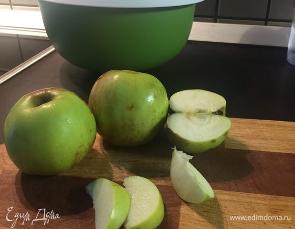 Нарежьте яблоки дольками.