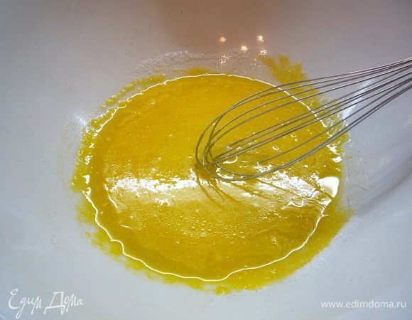 Приготовим бисквит. Отделяем белки от желтков. Белки положить в посуду для взбивания. Желтки растираем венчиком с 1/2 порции сахара. Добавляем к желткам оливковое масло.