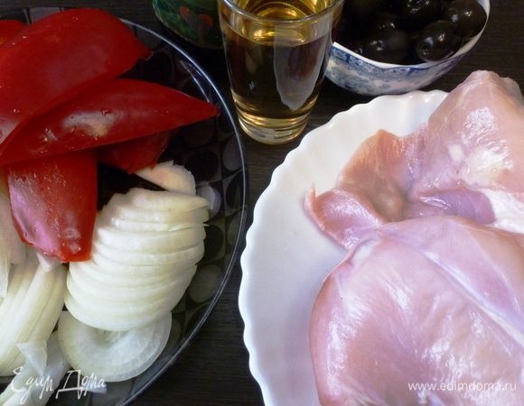 Подготовим все продукты. Лук нарежем полукольцами, сладкий перец на 5 — 6 частей. Кролика обмыть, обсушить бумажным полотенцем и нарезать на кусочки.