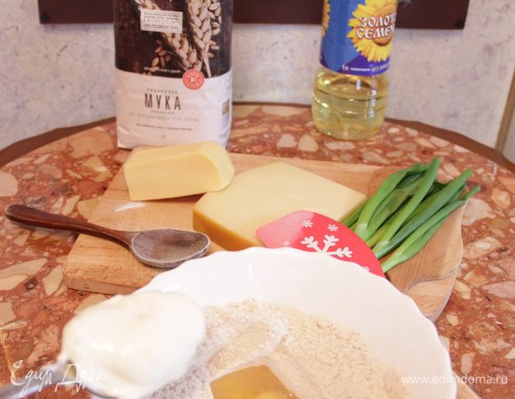 Просеять муку из цельносмолотого зерна «Рязаночка», добавить соль и соду. Сделать углубление в горке муки, разбить туда яйцо и тщательно перемешать ложкой.